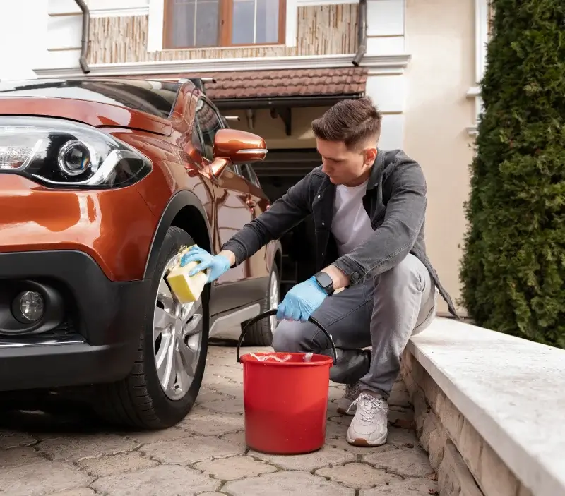 Lavage auto à domicile Rives-du-Loir-en-Anjou : professionnel intervenant sur un véhicule